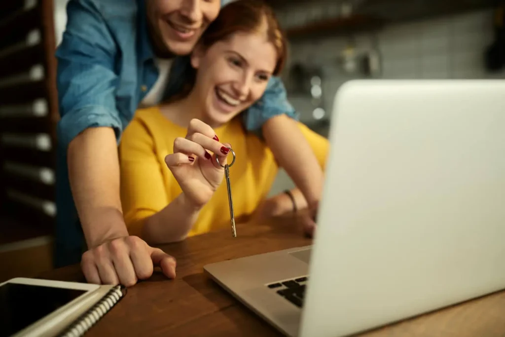 Pareja comprando vivienda en Colombia desde el exterior