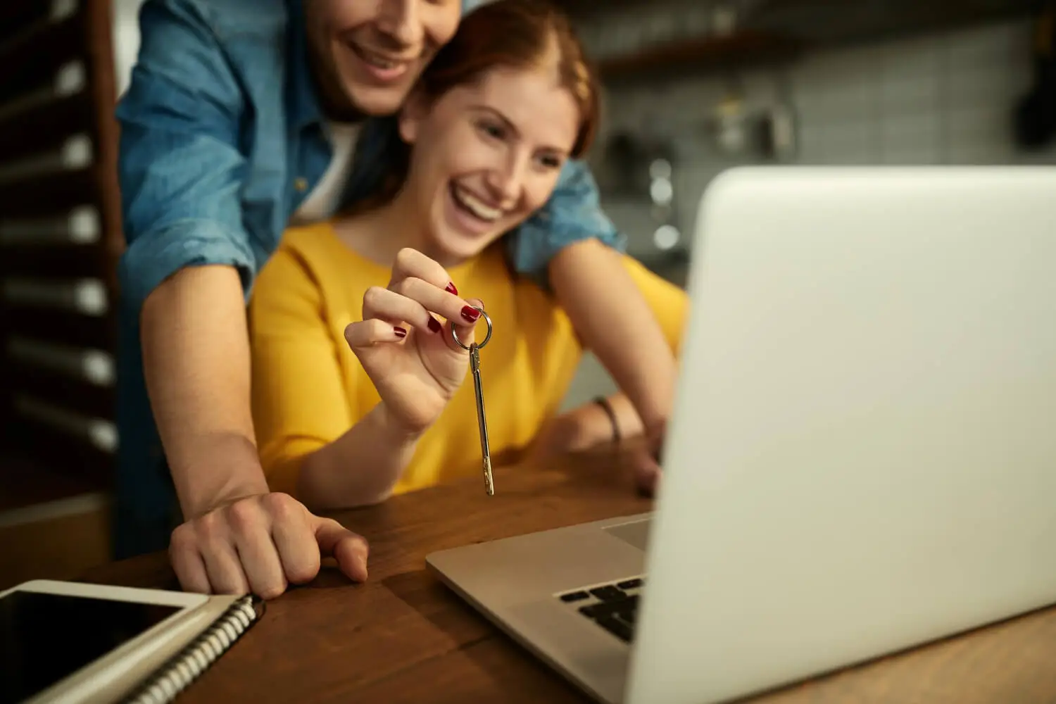 Pareja comprando vivienda en Colombia desde el exterior